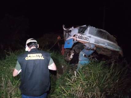 Homem morre após caminhão cair em ribanceira na MS-430