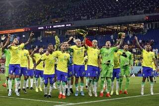 Jogadores da Seleção Brasileira comemorando vitória diante da Suíça no Estádio 974 (Foto: Fifa)