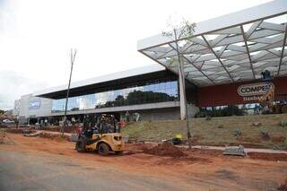 Fachada do Comper Itanhangá nos últimos preparativos antes da inauguração. (Foto: Kísie Ainoã)