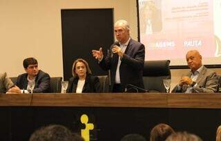 Governador Reinaldo Azambuja participa da abertura de debate sobre saneamento básico. (Foto: Chico Ribeiro)