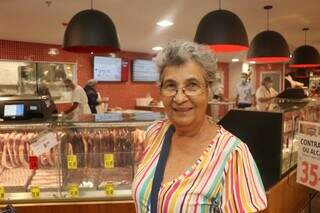 A segunda a entrar na loja, aposentada Elizabeth Vollkoph no açougue do Comper (Foto: Paulo Francis)