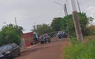 Polícia no local do homicídio em Maracaju. (Foto: Tudo do MS)