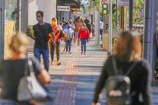 Consumidores na Rua 14 de Julho, em Campo Grande (Foto: Marcos Maluf)