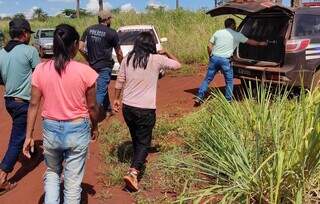 Homem e duas mulheres, filhos de idoso, são levados por policiais para a viatura (Foto: Adilson Domingos)