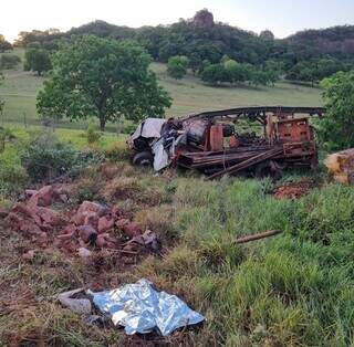 Corpo da vítima foi arremessado para fora do caminhão que ficou destruído. (Foto: Idest)