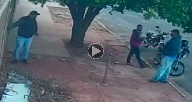 Mulher tem casa invadida por agiotas, desfaz confus&atilde;o, mas passa a ser assediada