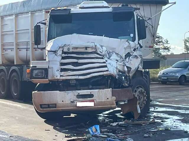 Carreta derrapa em &aacute;rea de &ldquo;Pare&rdquo; e bate em outros dois ve&iacute;culos