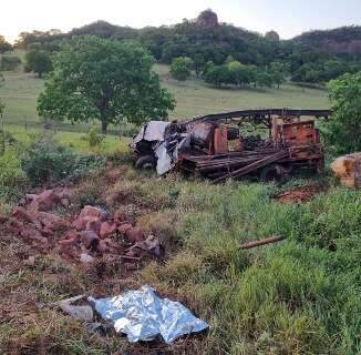 Homem que morreu ap&oacute;s caminh&atilde;o cair em ribanceira tinha 43 anos