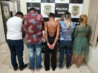Três mulheres e dois homens detidos pela Polícia Civil de Dourados. (Fotos: Adilson Domingos)