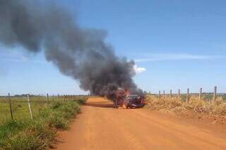 Carro Etios foi encontrado incendiado em estrada vicinal. (Foto: Direto das Ruas)