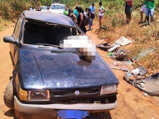 Corpo de Helio ainda dentro do veículo após capotagem. (Foto: O Pantaneiro)