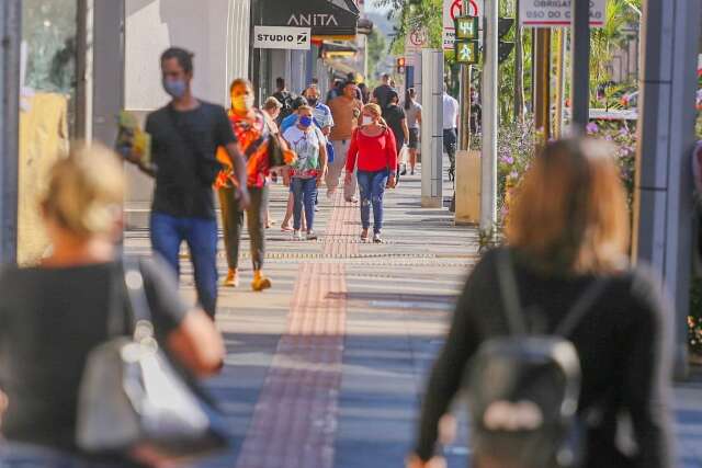 Parcela do 13&deg; mal caiu e trabalhadores j&aacute; deram jeito de pagar d&iacute;vidas