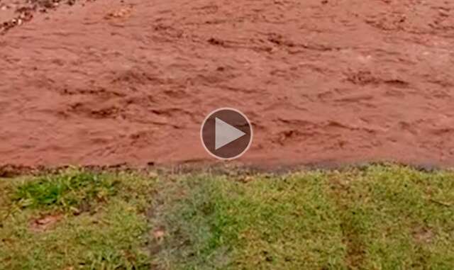 Barro alaga rua do Jardim Itamaracá durante chuvas desta quarta-feira -  Direto das Ruas - Campo Grande News