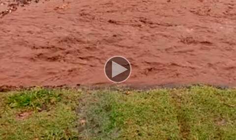 Barro alaga rua do Jardim Itamaracá durante chuvas desta quarta-feira