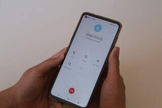 Sem completar ligação, cliente da Vivo tenta fazer telefonema. (Foto: Kísie Ainoã)