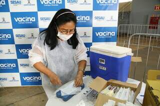 Enfermeira aplicando doses contra a covid-19, em Campo Grande (Foto: Kísie Ainoã)