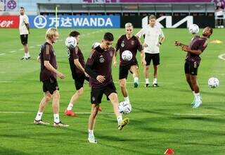 Jogadores da Alemanha brincam com a bola em treino (Foto: Divulgação)