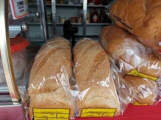 Até opção de pão de milho ele comercializa na portinha da Vila Marli. (Foto: Aletheya Alves)