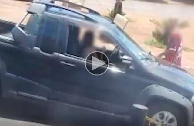 Homem apanha na rua e vai preso ap&oacute;s agredir ex com fac&atilde;o e atear fogo em carro