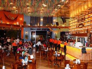 Decoração do bar é bem colorida, com milhares de fitinhas penduradas no teto. (Foto: Alex Machado)
