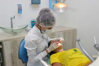 Há atendimento odondológico na clínica de segunda a sábado. (Foto: Paulo Francis)