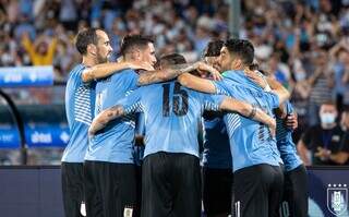Jogadores do Uruguai se abraçando. (Foto: Selección Uruguaya/@Uruguay)