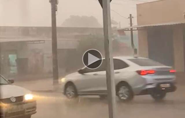 Pancada de chuva alaga ruas e acaba com calor&atilde;o em Campo Grande