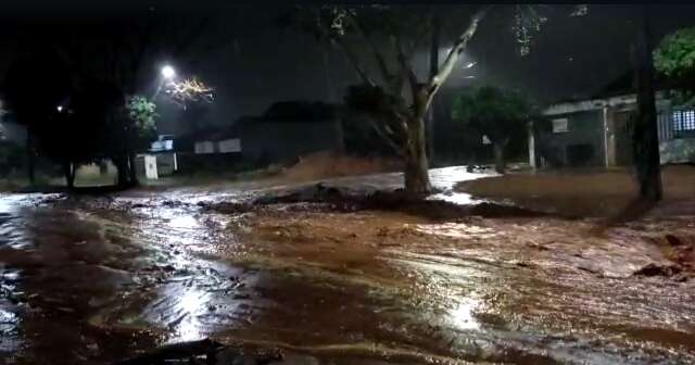 Chuva transforma avenida em rio de lama no Nova Lima