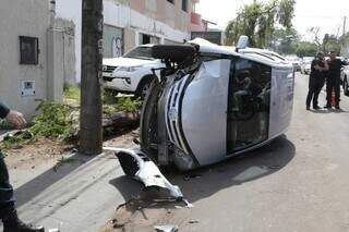 Carro &eacute; fechado, atinge &aacute;rvore e tomba na Joaquim Murtinho