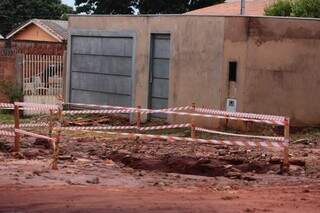 Faixas indicam enorme buraco na Rua Henrique Barbosa Martins. (Foto: Marcos Maluf)