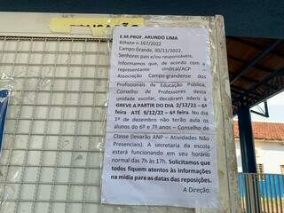 Cartaz informa iniício da greve dos professores em Campo Grande. (Foto: Bruna Marques)
