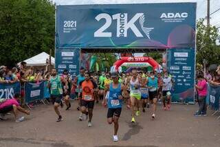 Largada da prova de corrida do Bonito 21K de 2021 (Foto: Valter Patrial)