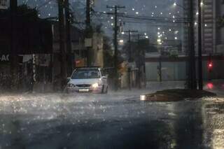 Chuva na Avenida Júlio de Castilho, em Campo Grande (Foto: Marcos Maluf)