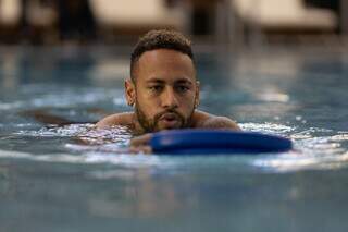 Neymar fazendo exercício de recuperação em piscina (Foto: Lucas Figueiredo/CBF)