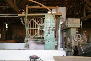 Máquina antiga para corte foi fabricada na própria marcenaria. (Foto: Kísie Ainoã)