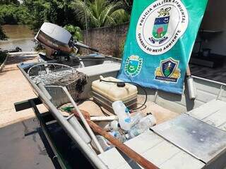 No barcos os infratores, os agentes encontraram diversas iscas, uma tuça para retirada de pescado 18 bolas (João bobo) e um motor de popa. (Foto: Divulgação/PMA)