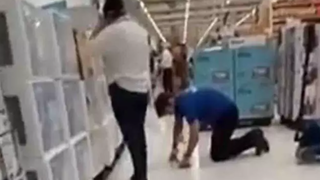 Cena de funcionário do Carrefour ajoelhado esfregando o chão foi repercutido nacionalmente (Foto: reprodução)