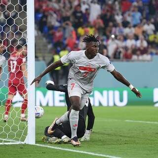 Embolo comemorando um dos gols da Suíça na partida (Foto: Divulgação/FIFA)