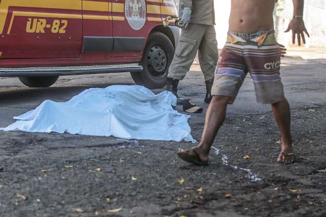 Pol&iacute;cia identifica morador de rua morto a facada e procura autor