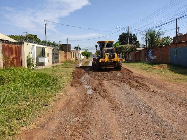 Ap&oacute;s reportagem, prefeitura tapa burac&atilde;o que fez &ocirc;nibus mudar a rota 