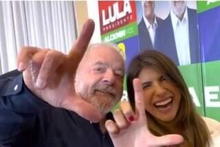 Presidente Luiz Inácio Lula da Silva ao lado de Camila Jara fazendo o L, marca dele. (Foto: Instagram)