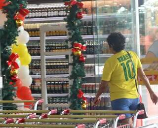 Luciene entrando no atacadista, durante o jogo do Brasil, para fazer as compras da casa. (Paulo Francis)