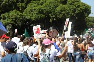 Professores se mobilizaram nas ruas da região central da Capital nesta sexta-feira pelo reajuste. (Foto: Paulo Francis)