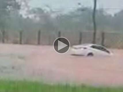 Carro fica submerso durante chuva na região norte da Capital