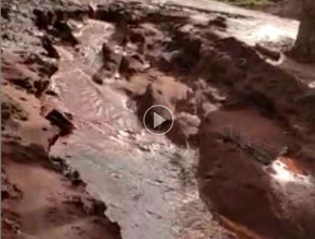 Valeta se abre em rua que virou rio de lama no Nova Lima
