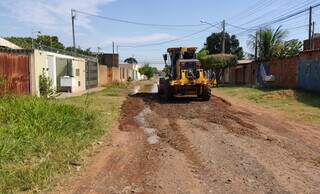 Ap&oacute;s reportagem, prefeitura tapa burac&atilde;o que fez &ocirc;nibus mudar a rota 