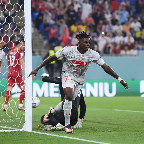 Em jogo de 5 gols, Su&iacute;&ccedil;a vence S&eacute;rvia e garante vaga nas oitavas da Copa 