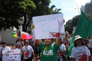 Estudantes também manifestaram em favor do reajuste salarial dos professores. (Foto: Paulo Francis)