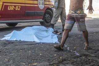 &#34;Cesinha&#34; caiu morto na Rua Alan Kardec, no Bairro Amambaí (Foto: Marcos Maluf)