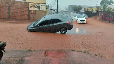 Rua cede durante a chuva e buraco "engole" carro no Nova Lima